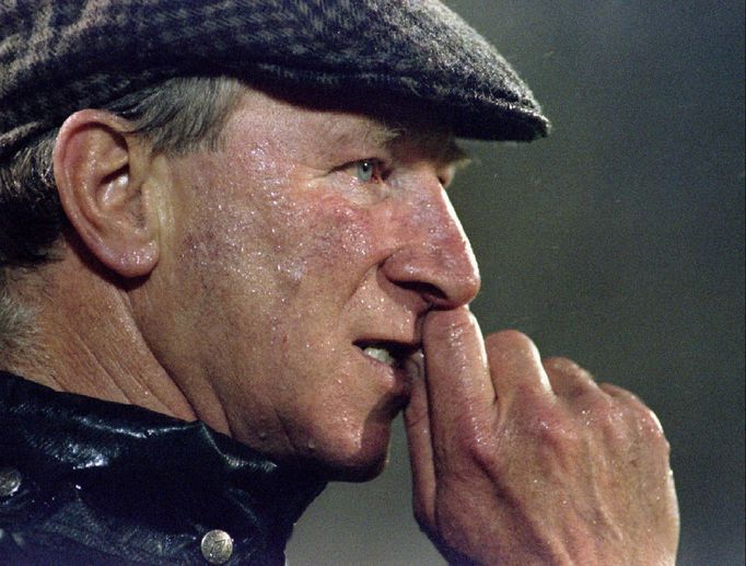 Jack Charlton na lavičce reprezentace Irska v roce 1995.