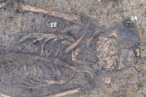 Pohřebiště pod budoucí dálnicí. Archeologové nalezli v Praze tisíce let staré kostry