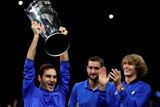 Roger Federer s trofejí. Laver Cup má první majitele.