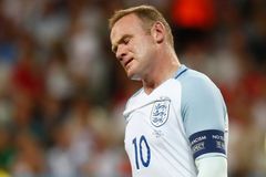 Anglie řeší opileckou kauzu Rooneyho. Na cizí svatbě se prý zřídil tak, že nemohl stát