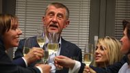 Výsledek voleb nakonec půl hodiny před půlnocí Andrej Babiš oslavil přípitkem se svými kandidáty.