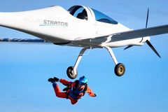 Švýcarský parašutista skočil jako první na světě z letadla na solární pohon