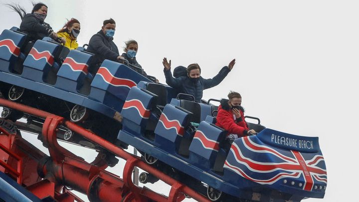 Obrazem: V Anglii slaví supersobotu. Opět mohou za zábavou, do hospod či k holiči