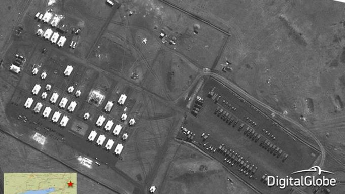 Ruské jednotky na jednom ze satelitních snímků, které zveřejnilo NATO.