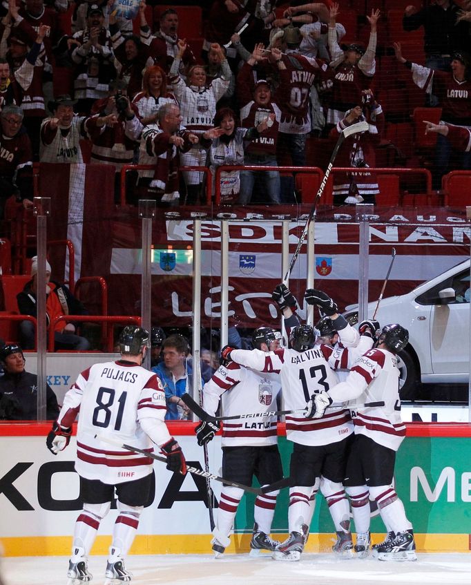 Hráči Lotyšska se radují v utkání MS v hokeji 2012 proti Rusku.