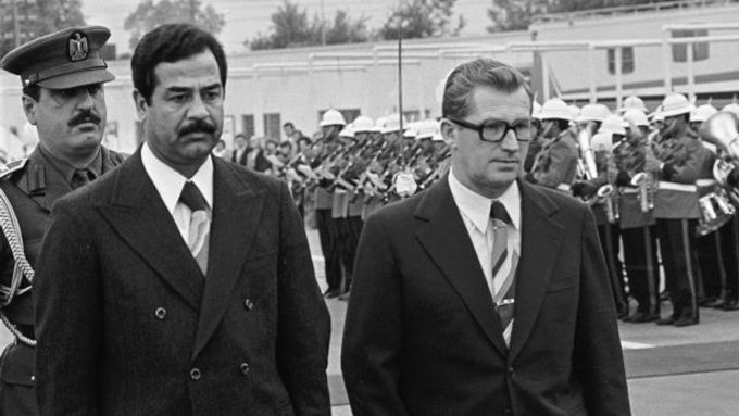 Lubomír Štrougal (vpravo) se Saddámem Husajnem.