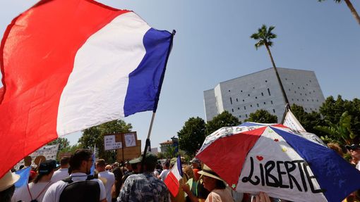Nejčastějším motivem transparentů demonstrantů v Nice je slovo "liberté", tedy svoboda.