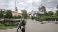 Navštívili jsme ikonický kostel Nejsvětějšího srdce Páně v Praze od slovinského architekta Josipa Plečnika, abychom se podívali, jak taková omezená mše probíhá.