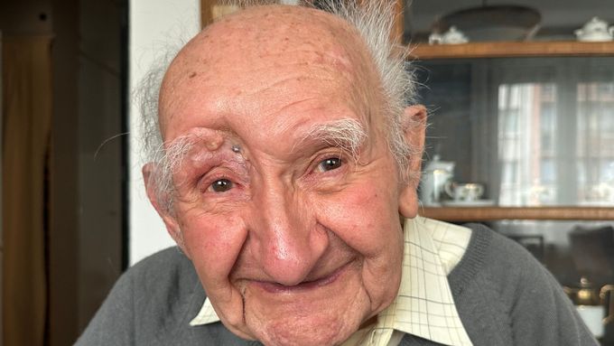 Aktuálně.cz přináší ukázku z rozhovoru se stoletým Ladislavem Müllerem, který se denně dívá na ČT 24 a pozorně sleduje politické dění.