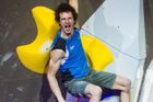 Adam Ondra se raduje z vítěství ve Světovém poháru v Meiringenu, kde konkurenci ukázal, jak se leze “spára”.