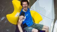 Adam Ondra se raduje z vítěství ve Světovém poháru v Meiringenu, kde konkurenci ukázal, jak se leze “spára”.