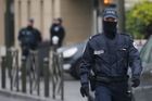 V Paříži zadrželi řidiče, který se pokusil najet do lidí před mešitou. Zastavily ho bariéry