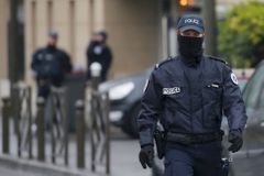 Policie pátrá po muži, který v pařížském metru napadl nožem několik lidí
