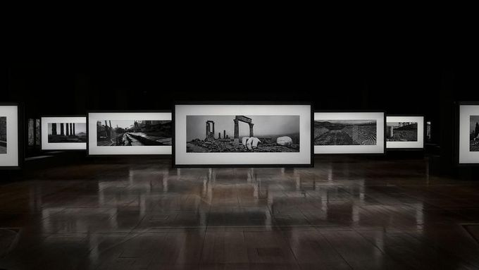 Video z Koudelkovy loňské pařížské výstavy Ruins, kterou završil 30 let fotografování krajiny ve Středomoří.