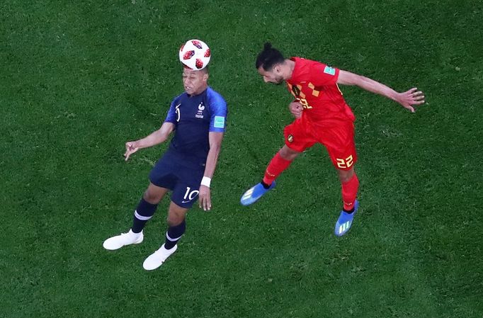 Kylian Mbappé a Nacer Chadli v semifinále MS 2018 Francie - Belgie