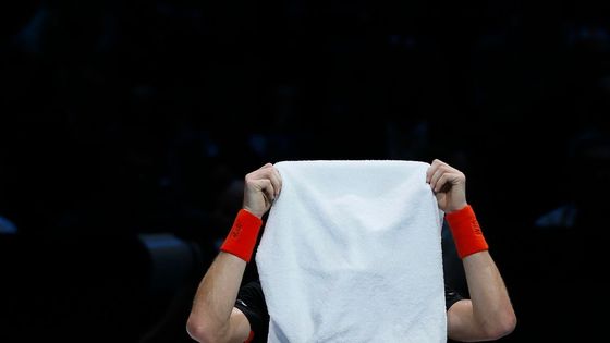 Místo show noční můra. Berdych skrýval hlavu do ručníku