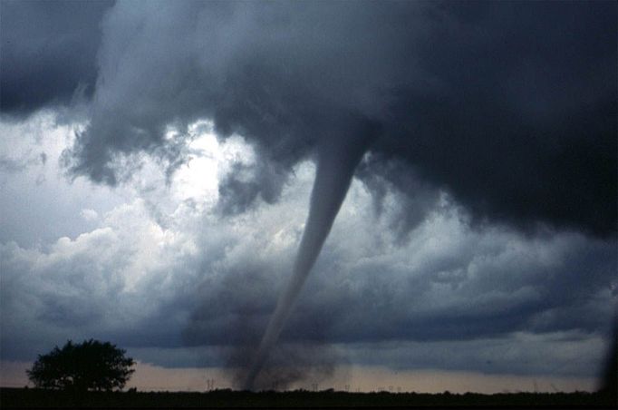 One of several tornadoes observed by the en:VORTEX-99 team on May 3, 1999, in central Oklahoma. Note the tube-like condensation funnel, attached to the rotating cloud base, surrounded by a translucent dust cloud. From this website