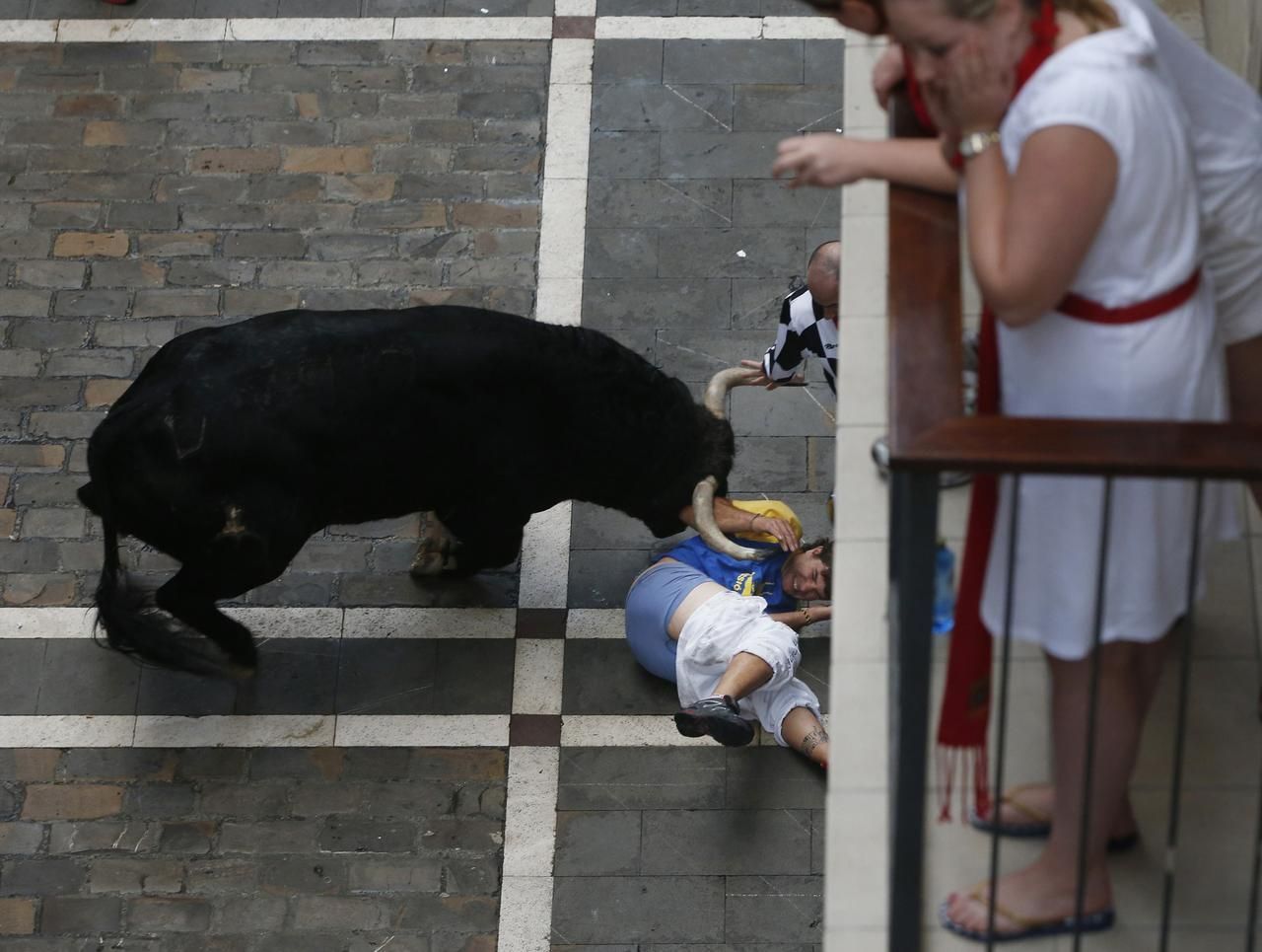 Pamplona - býk nabíral běžce na rohy