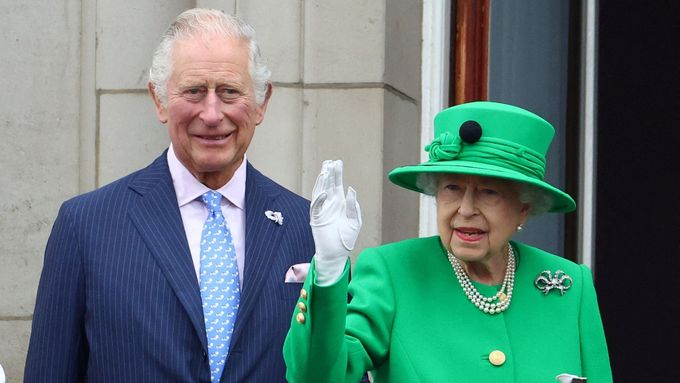 Královna Alžběta II. se svým nejstarším synem, tehdy ještě princem Charlesem, nyní novým britským králem Karlem III.