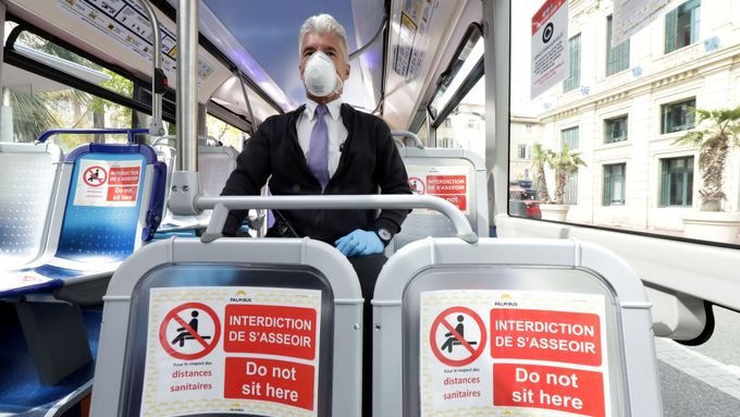 Interiér autobusu ve francouzském Cannes. Nápisy upozorňují, která sedadla nemají cestující obsazovat, aby byla dodržena bezpečná vzdálenost kvůli šíření koronaviru.