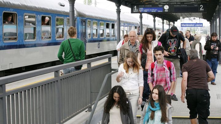 Neomezené jízdy vlakem s celodenní jízdenkou skončí. Noví dopravci o ni nemají zájem