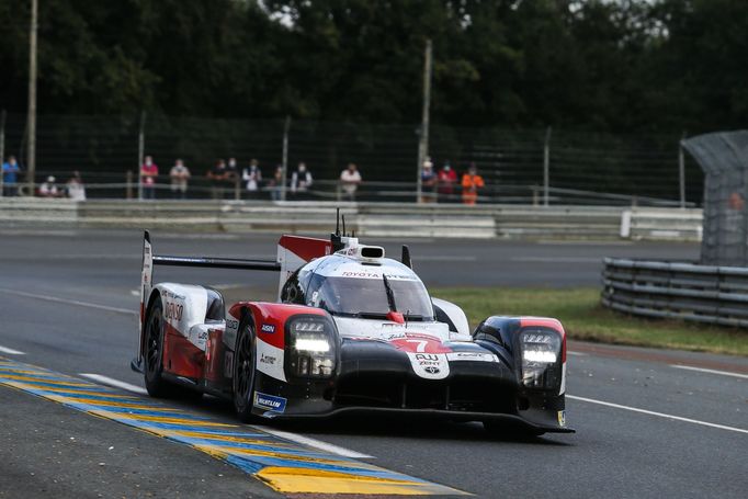 Toyota posádky Mike Conway, Kamui Kobajaši a José María López v závodě 24 hodin Le Mans 2020