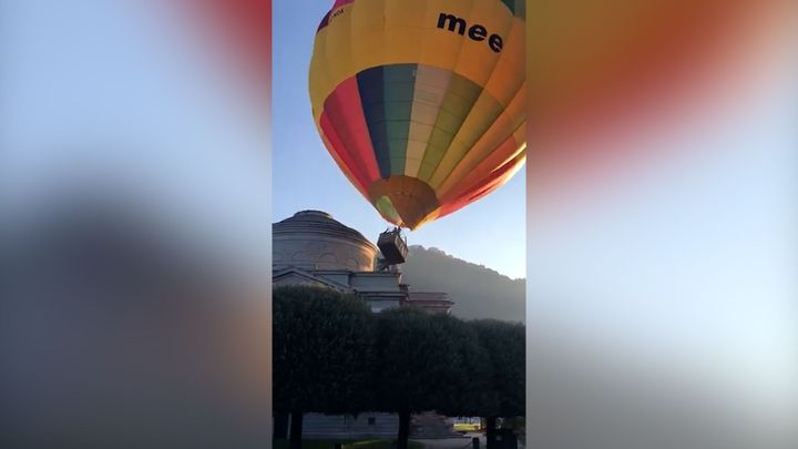 Balon s turisty se prodral skrz stromy, pak přišel infarktový střet s italským muzeem; Zdroj foto: Facebook/Luca Ghilotti