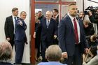 Prezident dorazil. Všichni musí čekat v místnosti, nikdo nesmí být na chodbě, aby Miloše Zemana neviděl přicházet.