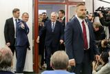 Prezident dorazil. Všichni musí čekat v místnosti, nikdo nesmí být na chodbě, aby Miloše Zemana neviděl přicházet.