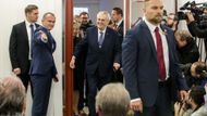 Prezident dorazil. Všichni musí čekat v místnosti, nikdo nesmí být na chodbě, aby Miloše Zemana neviděl přicházet.