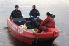 Policie hledá muže, na přehradě se s ním převrátila loď