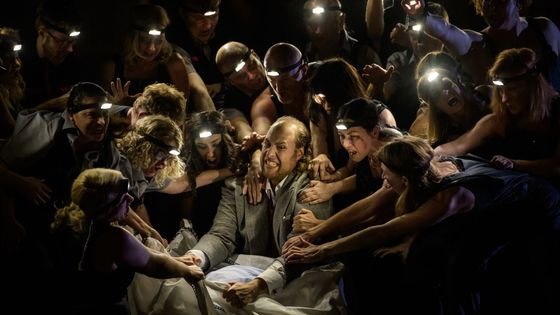 Mozartova osobní zpověď v Národním jako přehlídka šílenství na pozadí ropné krize