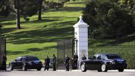 Rodina přijíždí na hřbitov Forest Lawn v LA, kde proběhl soukromý obřad.