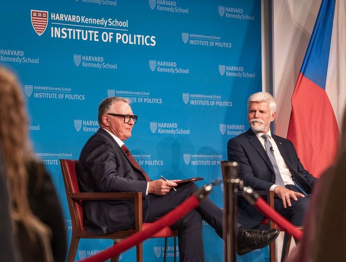 Prezident Petr Pavel vystoupil se svou přednáškou na Harvardu, jedné z nejprestižnějších univerzit světa. Čeští studenti si pro hlavu státu nachystali malé překvapení.