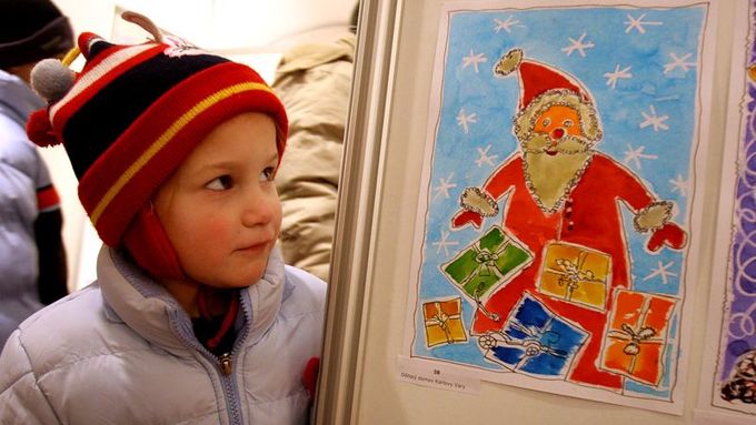 Na večerní vernisáž byly pozvány všechny děti, které svými pracemi na vánoční výstavu přispěly. Malá Katka do Prahy přijela z nedalekých Dobřichovic.