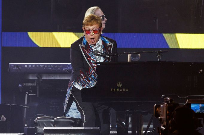 Snímek z rozlučkového koncertu Eltona Johna.