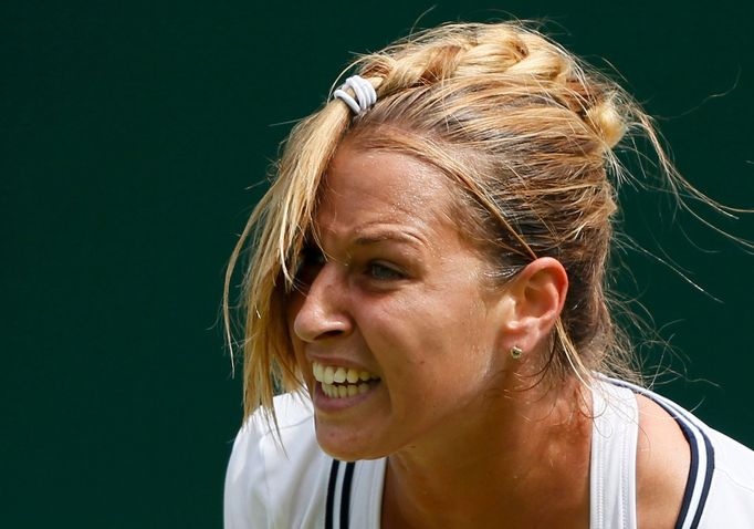 Dominika Cibulková v zápase s Robertou Vinciovou na Wimbledonu 2013