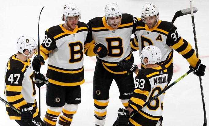 David Pastrňák, Torey Krug, Jake DeBrusk a Patrice Bergeron v NHL 2019