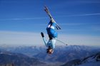 Nikola Sudová se vznáší nad vrcholky hor. Její nový skok, dvojitá helikoptéra, by jí měl pomoci v Soči k medaili. Letos ho ale vyzkoušela pouze jednou a příliš se jí nepovedl.