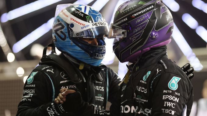 Dvojice pilotů Mercedesu. Vlevo Valtteri Bottas, s nímž hovoří Lewis Hamilton.