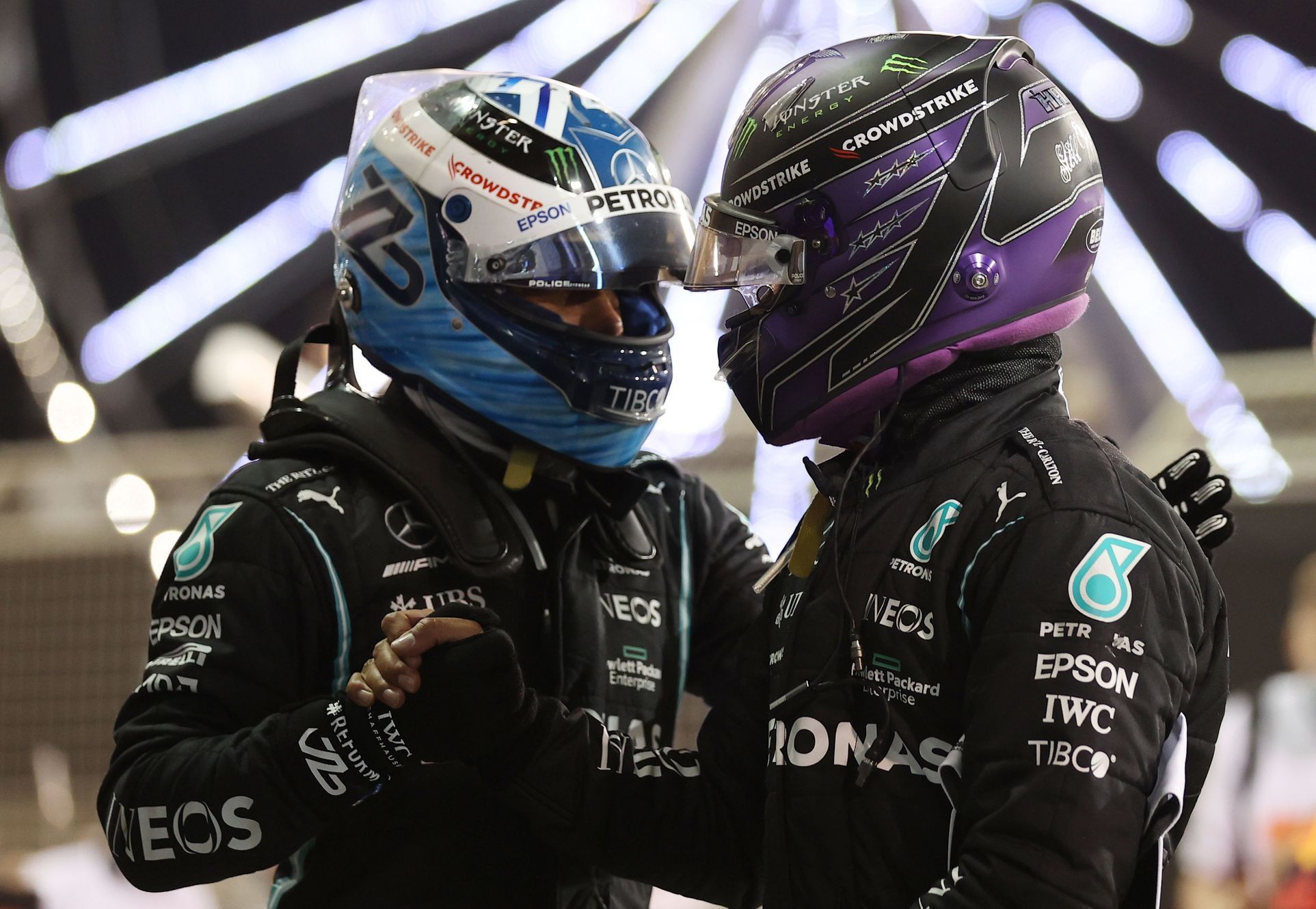 Valtteri Bottas a Lewis Hamilton z Mercedesu ve Velké ceně Bahrajnu 2021