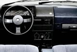 Alfa Romeo 90 byla sedan, který se ve výrobě udržel jen mezi lety 1984 a 1987. Na silnicích ji příliš často nepotkáte, přestože za designem stojí Bertone a pod kapotou bylo možné najít i benzinové šestiválce. Kabina nabídla netradiční tvarování, přístroje jako takové byly digitální do té míry, že místo ručičky ukazovala rychlost a otáčky virtuální stupnice.