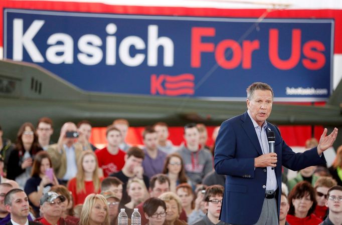 Guvernér Ohia John Kasich na mítinku.