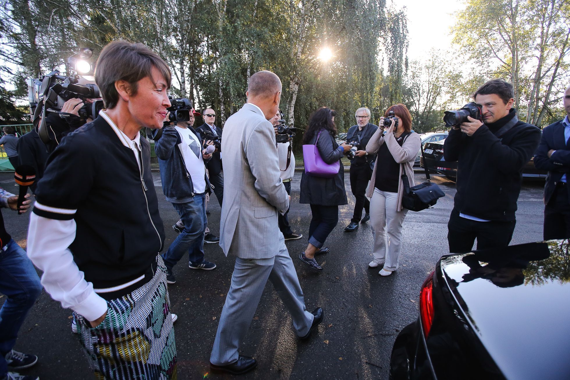 Babiš a Herman a Pelikán u památníku v Letech a prasečáku