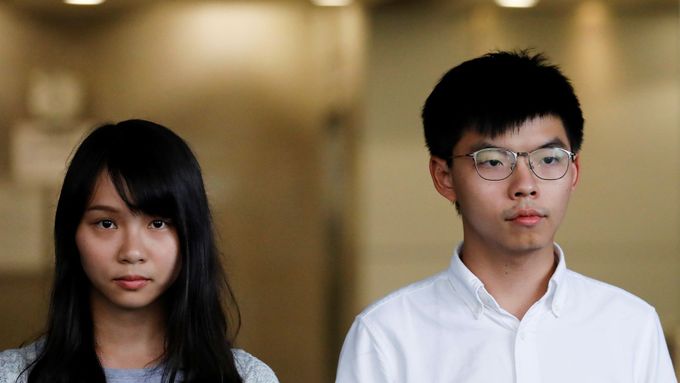 Zadržení aktivisté z Hongkongu Agnes Chowová a Joshua Wong.