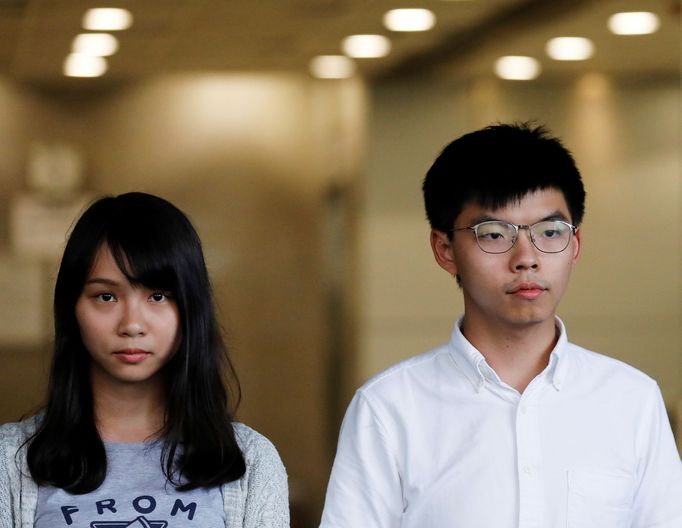 Zadržení aktivisté z Hongkongu Agnes Chowová a Joshua Wong.