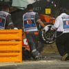 Zničený Haas Romaina Grosjeana ve Velké ceně Bahrajnu formule 1