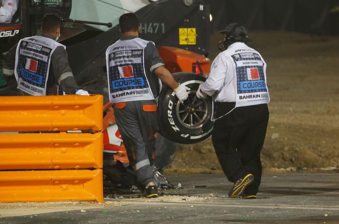 Zničený Haas Roamian Grosjeana ve Velké ceně Bahrajnu formule 1