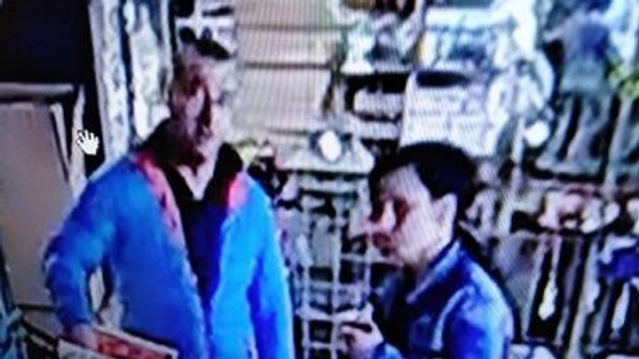 Krádež mezi zeleninou. Policie hledá pár, který si z pražské tržnice odnesl 400 tisíc