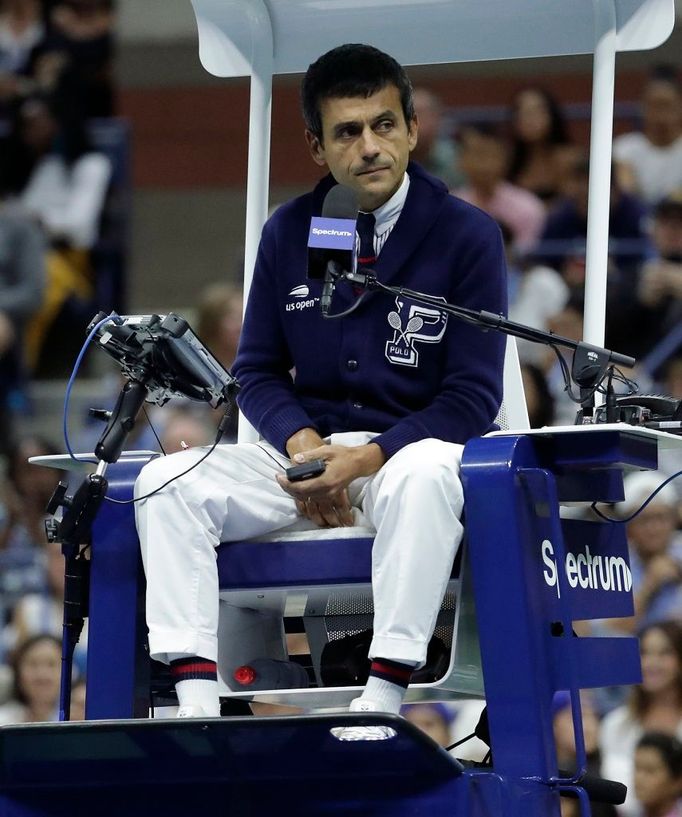 Tenisový rozhodčí Carlos Ramos ve finále US Open 2018